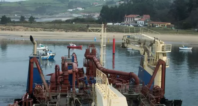 El Puerto de Avilés contrata un estudio sobre el aporte de material dragado a la playa de Salinas