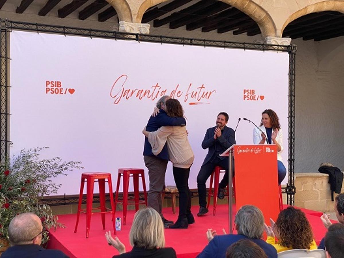 Martí March y Francina Armengol se abrazaban tras el discurso de la presidenta.