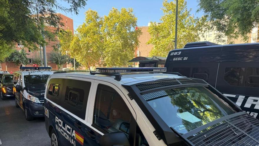 Más de 60 agentes despliegan una macrooperación antidroga en la calle Santa Rita de Murcia