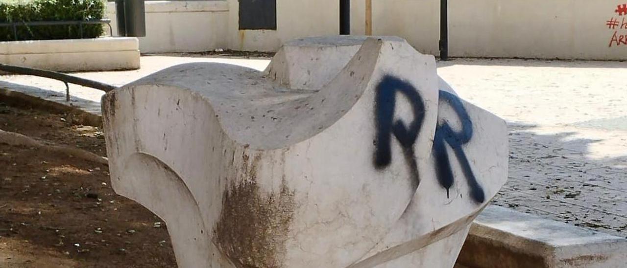 Uno de los elementos vandalizados que denuncia el PSOE de Alicante.