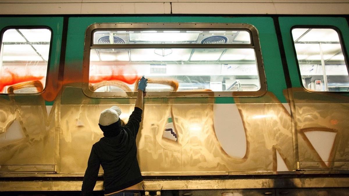 Pintadas en el metro de Madrid, el pasado día 7.