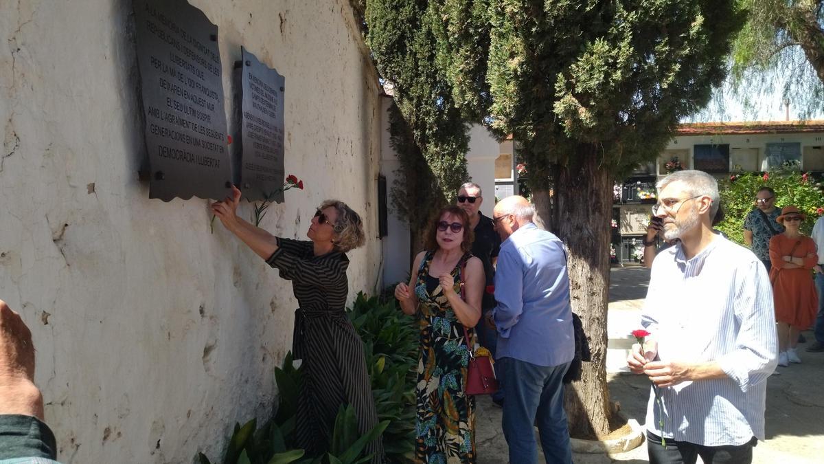 Participantes en el homenaje colocan claveles en la placa de los cuatro vecinos de Dénia deportados a los campos de concentración