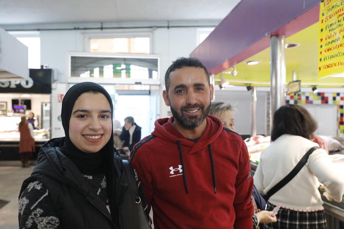 Karim Nogch y Aya Elanbi en la plaza de abastos de La Felguera