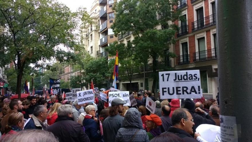 Centenares de personas piden el &#039;no&#039; a Rajoy frente a la sede del PSOE