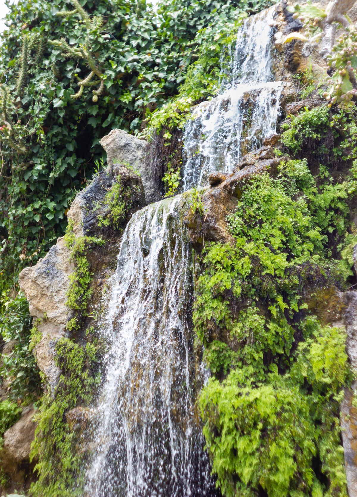 Cascada en la ruta de los molinos de agua de Santa Lucía, Vejer.