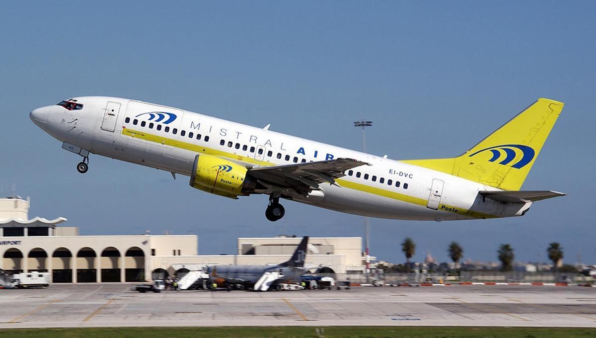 Un avión en pleno despegue