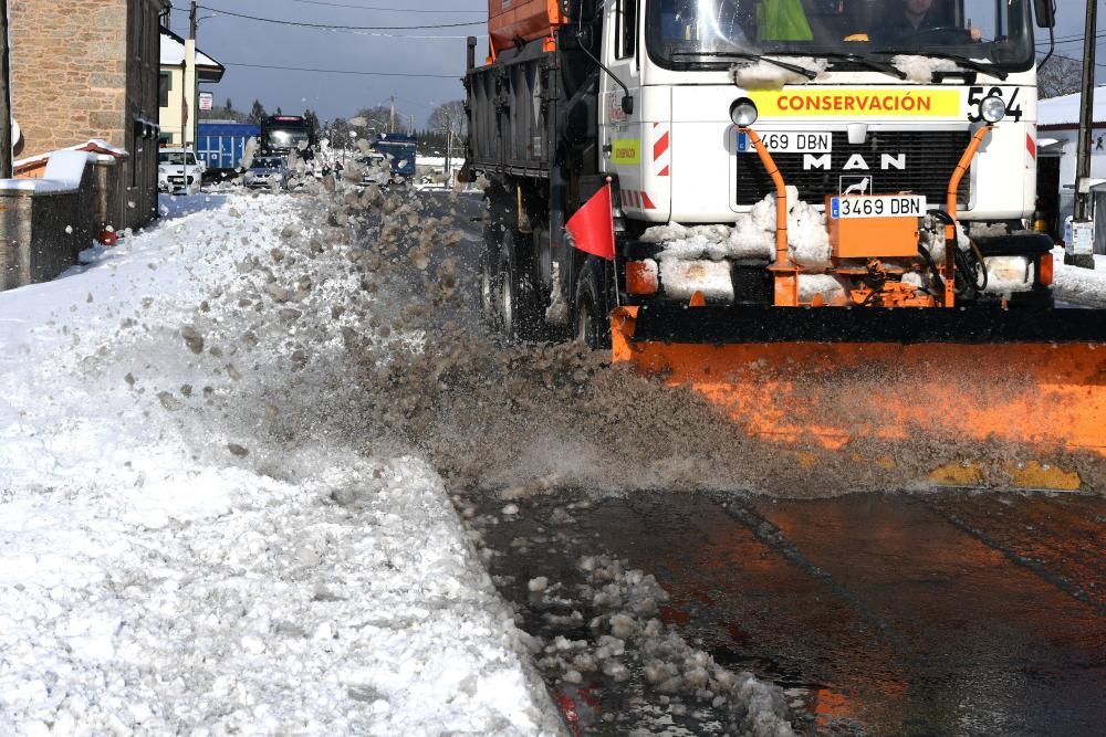 La nieve complica el tráfico en la A-6