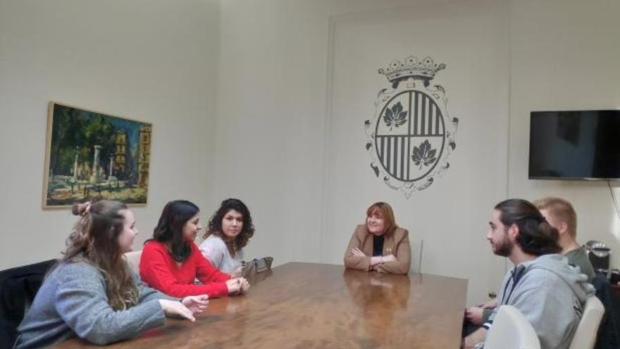 L&#039;alcaldessa Agnès Lladó rep els alumnes a l&#039;Ajuntament.