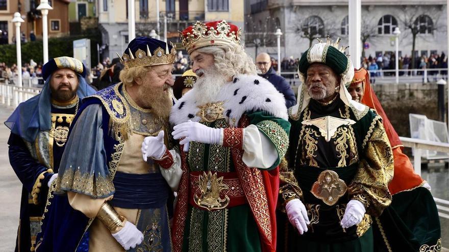 Así fue la llegada de los Reyes Magos a Gijón: miles de personas en el Puerto Deportivo