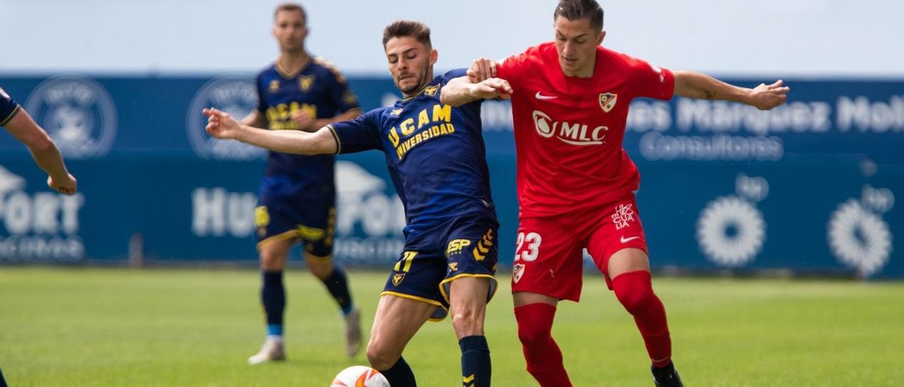 Christian Carracedo, a la derecha, supera a un rival durante un encuentro con el Linares ante el UCAM Murcia en la pasada temporada.