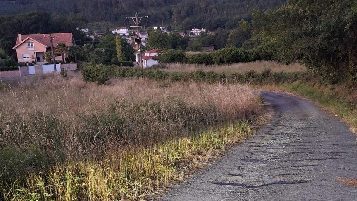 Una de las pistas en mal estado en Vila de Cruces.
