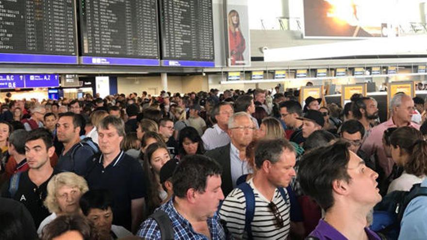 Cientos de pasajeros abandonan una de las terminales.