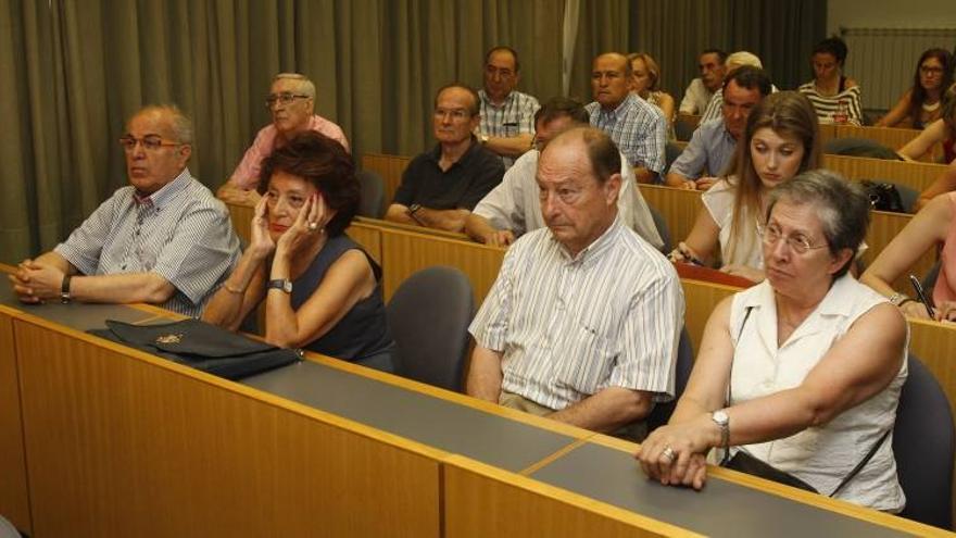 Más de cien médicos llevan a los tribunales su jubilación forzosa