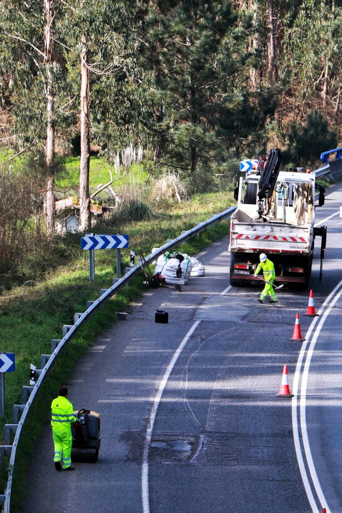 Reparación de carreteras dañadas por los temporales en la comarca, esta mañana.