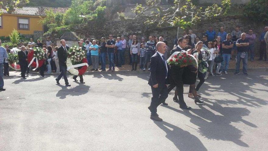 La familia de Rogelio Muñiz entrando en la iglesia de Corias para el funeral.