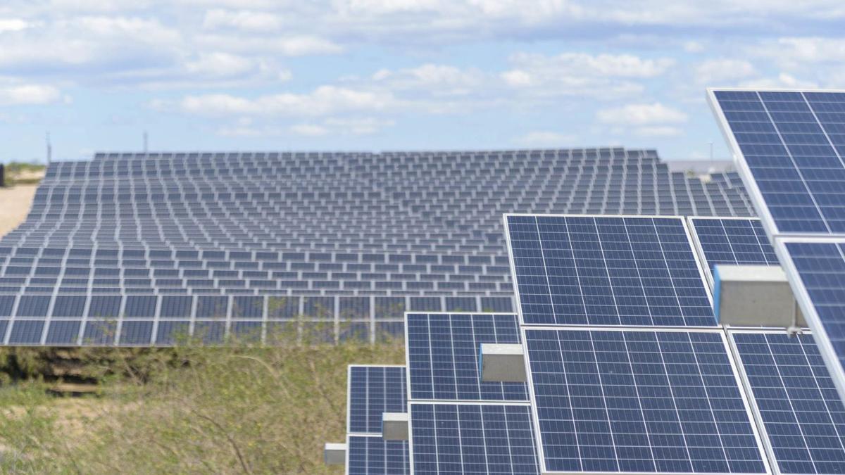 Planta solar en La Aljorra en una imagen tomada esta misma semana. | IVÁN URQUÍZAR