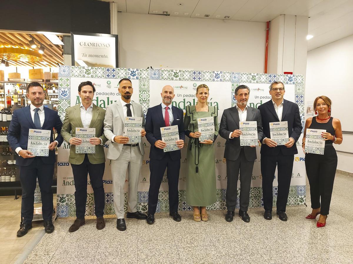 Sergio Ramos, director comercial de SP; David Plaza, consejero de SP; Francisco Cebrián, director de ventas de SP; Álvaro Guillén, presidente de Landaluz; Teresa Astolfi, delegada de la Junta de Andalucía en Madrid; Pascual Campos, director general de SP; Miguel Ángel Jiménez, secretario general de Landaluz; Marián Aguilar, delegada de Turismo del Ayuntamiento de Córdoba.