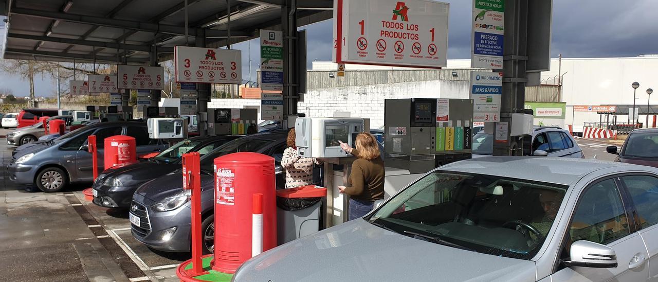 Coches que funcionan con gasóleo y gasolina repostando en una gasolinera de Vigo.