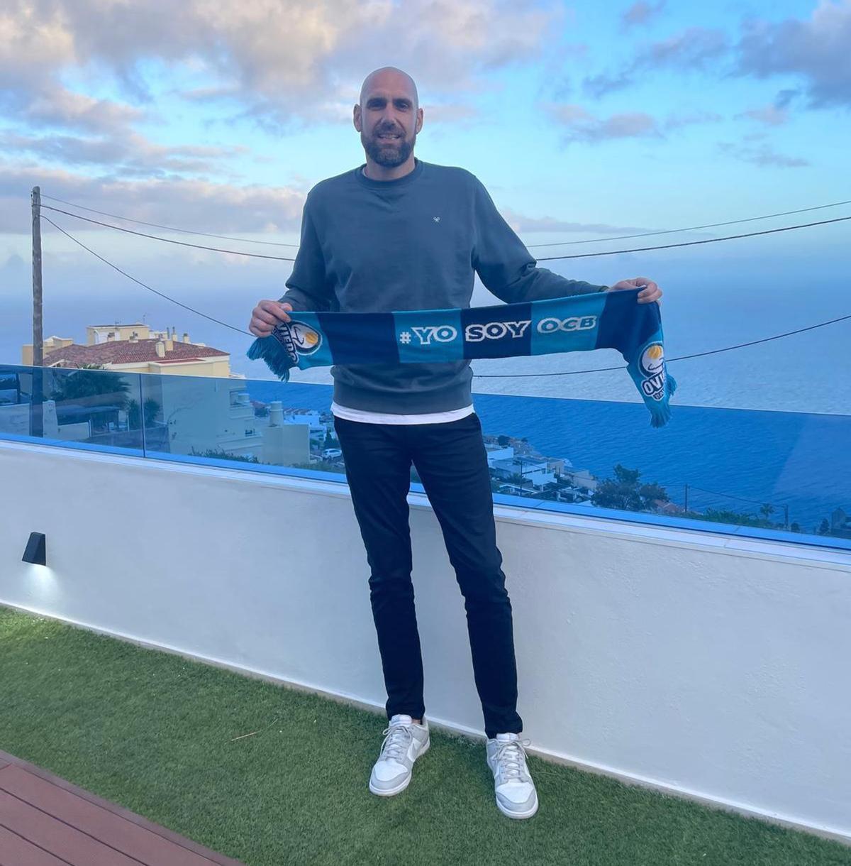 Oliver Arteaga, con una bufanda del OCB en Tenerife.