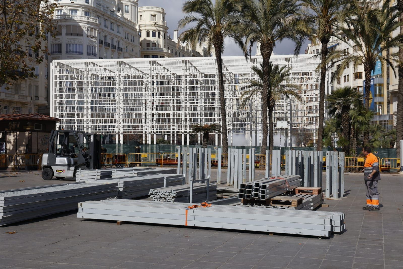 La jaula de la mascletà coge músculo en la plaza del Ayuntamiento