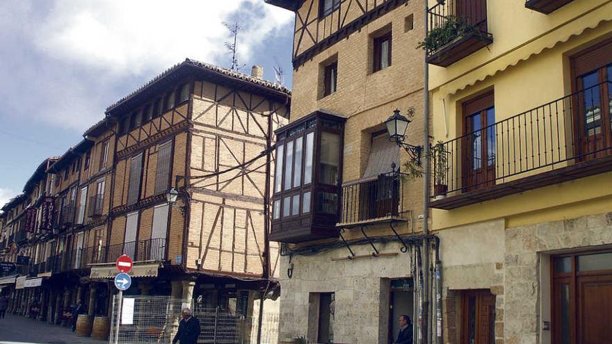 Fachadas de la Plaza Mayor que han sido restauradas con las ayudas del ARI. Foto