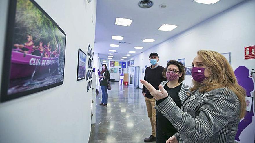 La regidora, la delegada de Fem Acció i l’artista J. Todolí. | ÀLEX OLTRA