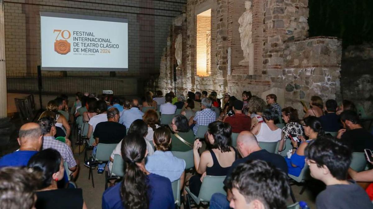 Espectadores en el Pórtico del Foro de Mérida.