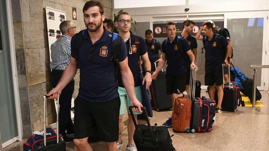 Eduard Lamas encabeza la expedición de la selección española a su llegada a Alvedro.