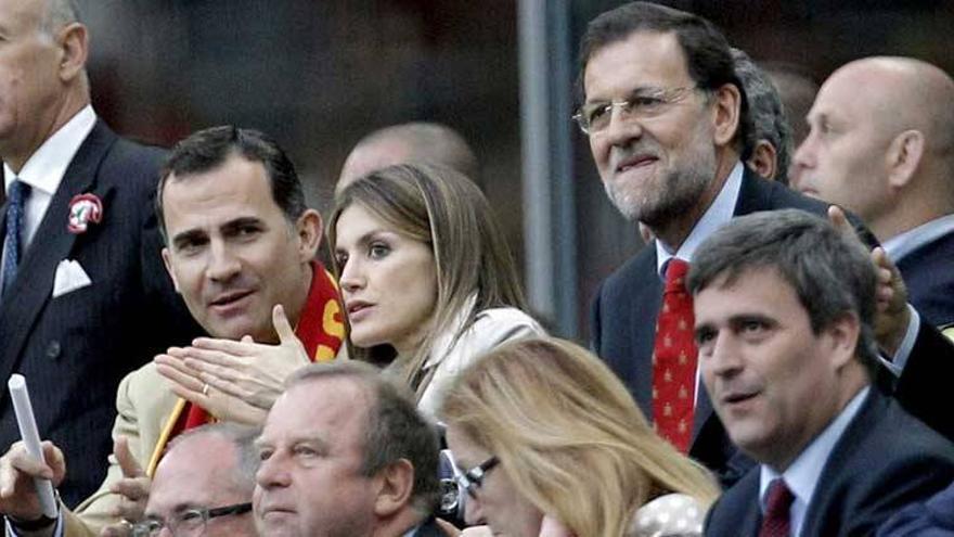 Rajoy defiende la ayuda a los bancos como la alternativa al rescate total
