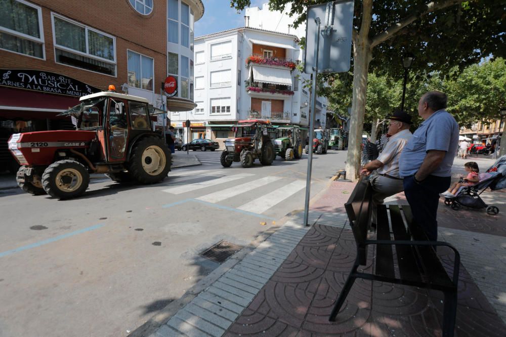 Instante de la tractorada de protesta en Requena.