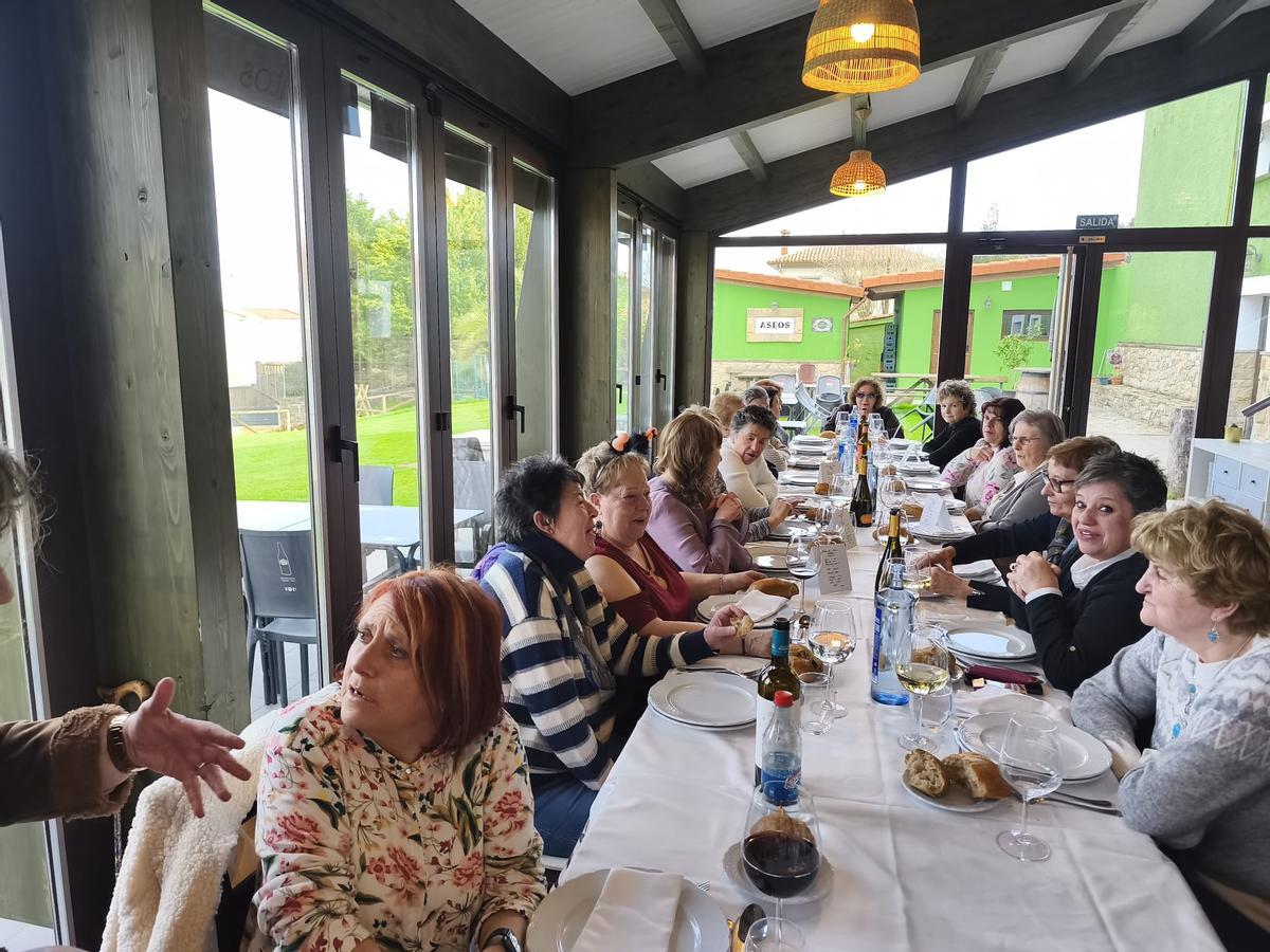 Un momento de la comida en el Michem de Villabona, en Llanera.