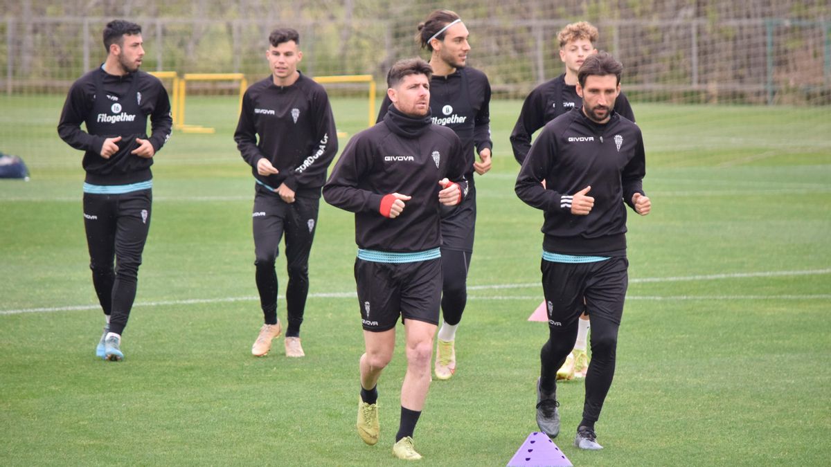 Javi Flores y Álex Bernal, en primer plano, realizan carrera en el entreno del jueves.