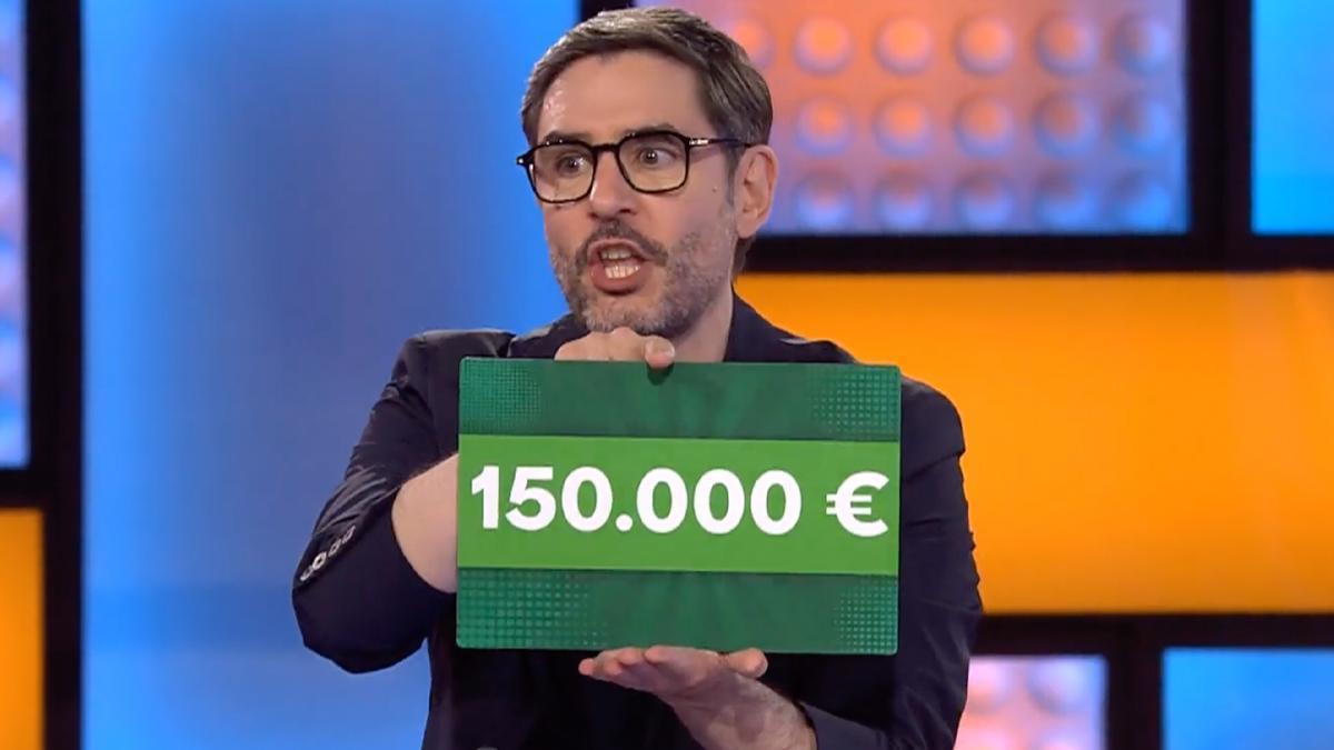 Juanra Bonet muestra el premio máximo en '¡Allá tú!'