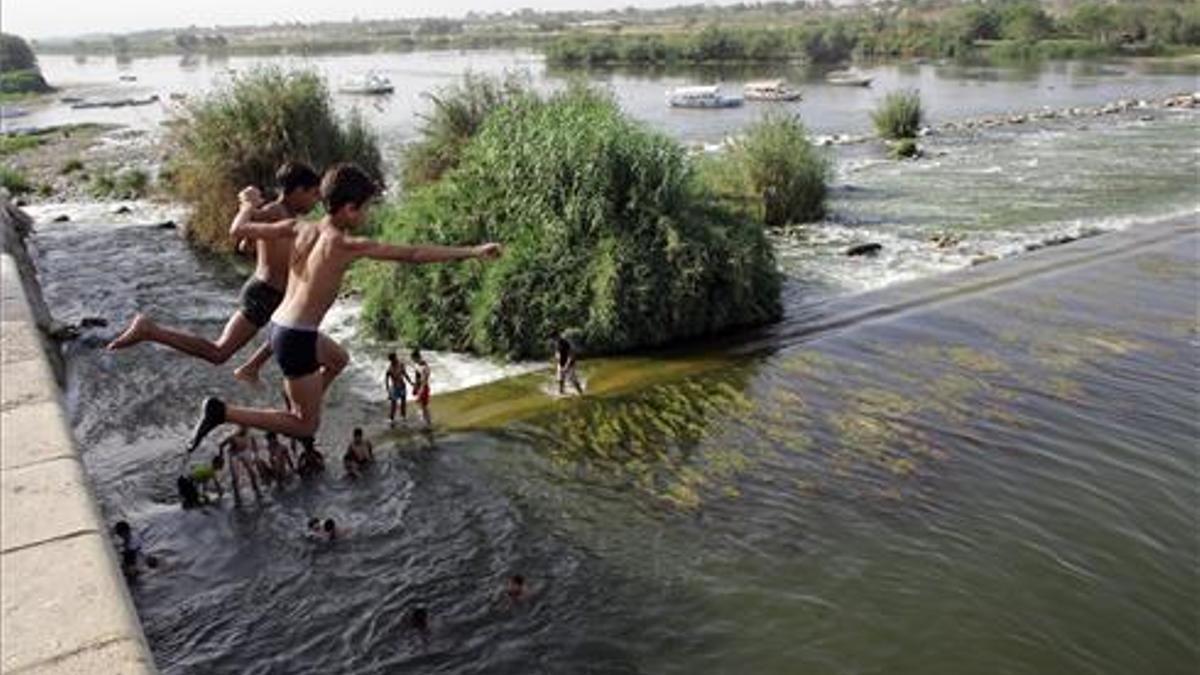 Unos niños juegan a tirarse al río Nilo este fin de semana.