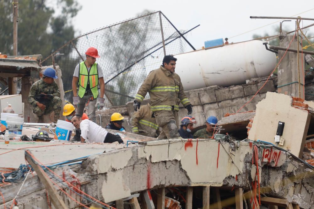 Ciudad de México busca supervivientes entre los escombros