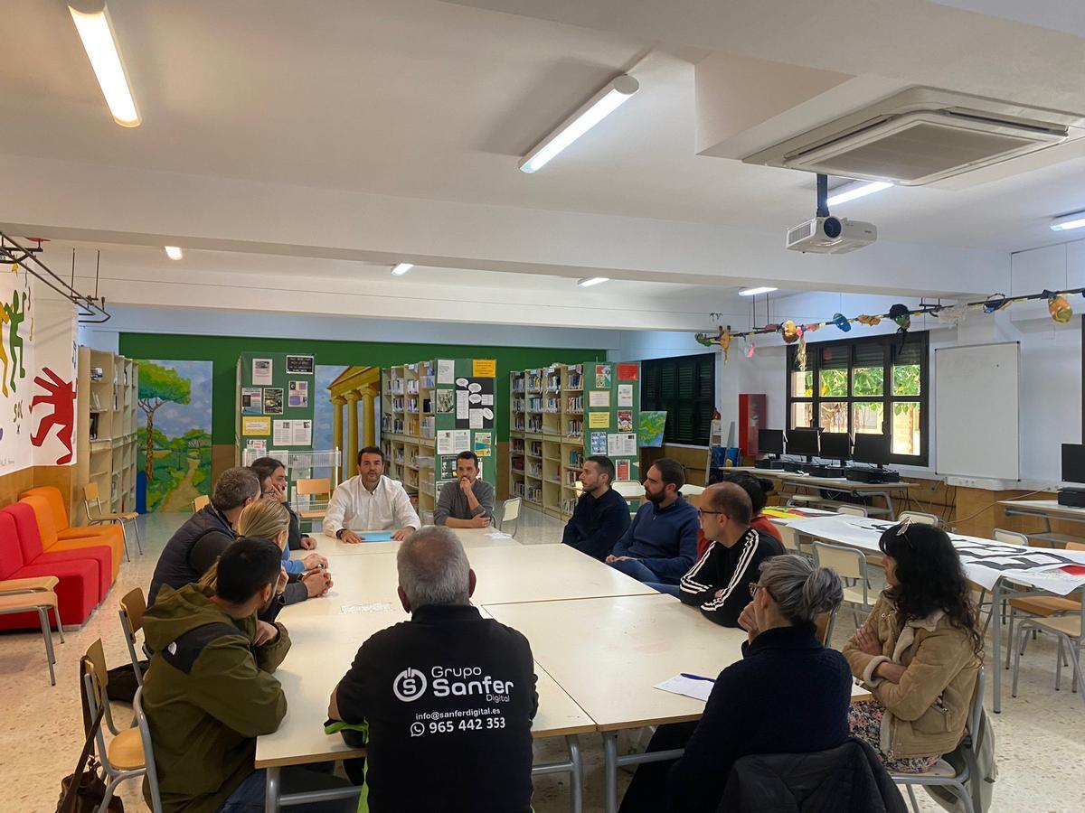 Mesa de trabajo entre profesores y empresarios durante el encuentro del instituto Cayetano Sempere