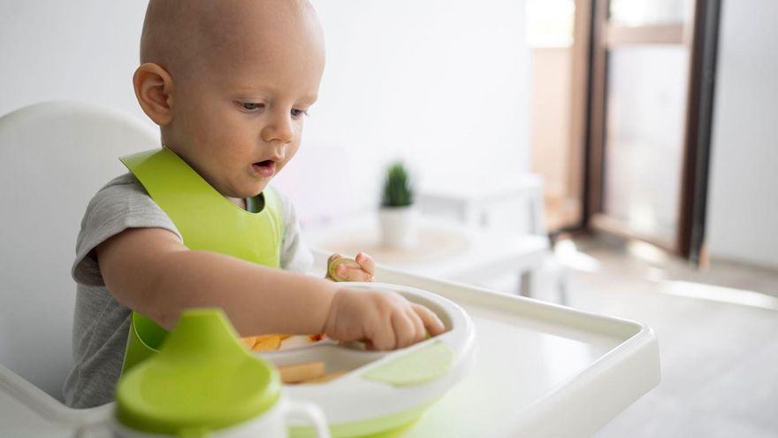 Alerta pediátrica: estás poniendo en peligro a tu hijo si le das de comer en la silla de paseo o en la hamaca