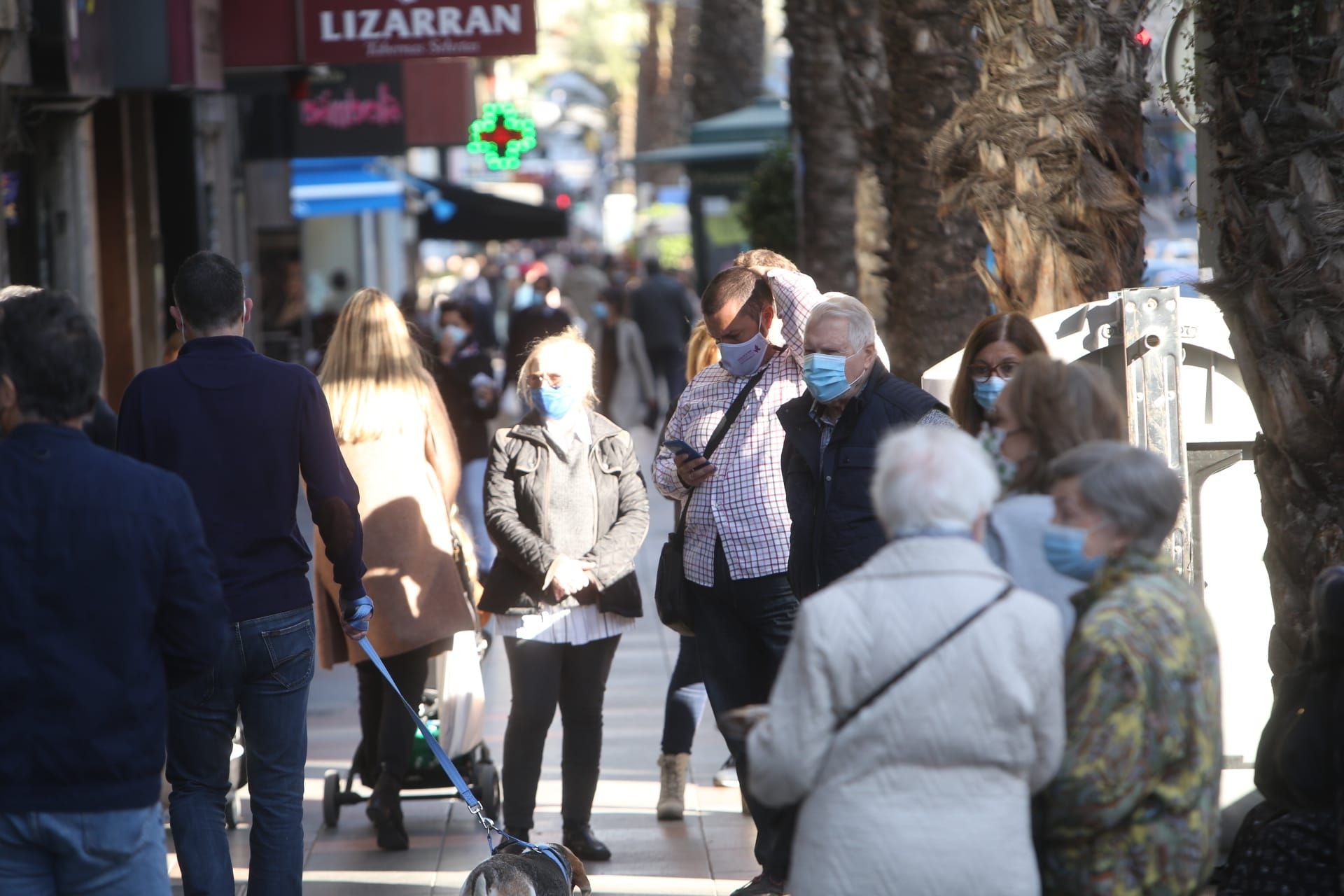 "Mañaneo" en el centro de Alicante ante el toque de queda en Nochebuena