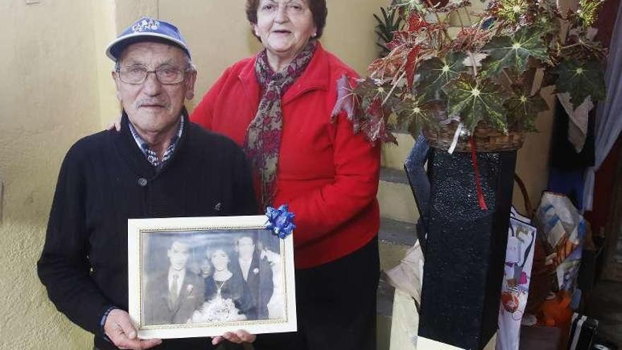 Alfredo Bello y Vidalina Costas en su casa de Beade. // Alba Villar