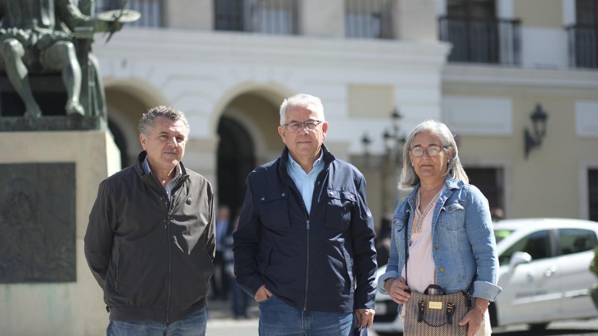 Representantes de la Federación de Asociaciones Vecinales de Badajoz y Poblados Siglo XXI en la plaza de España