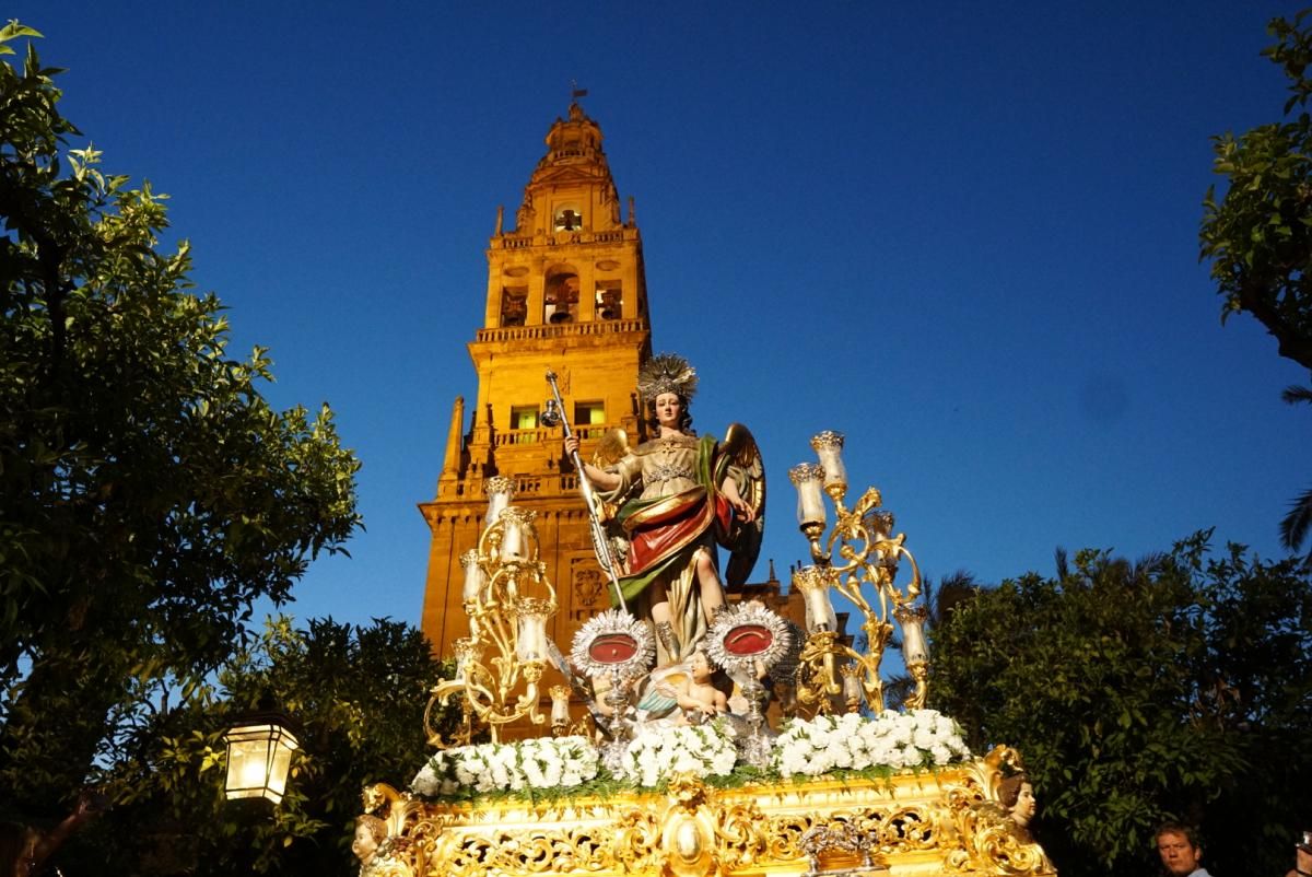 Una procesión con tres pasos para el aniversario del Sagrado Corazón