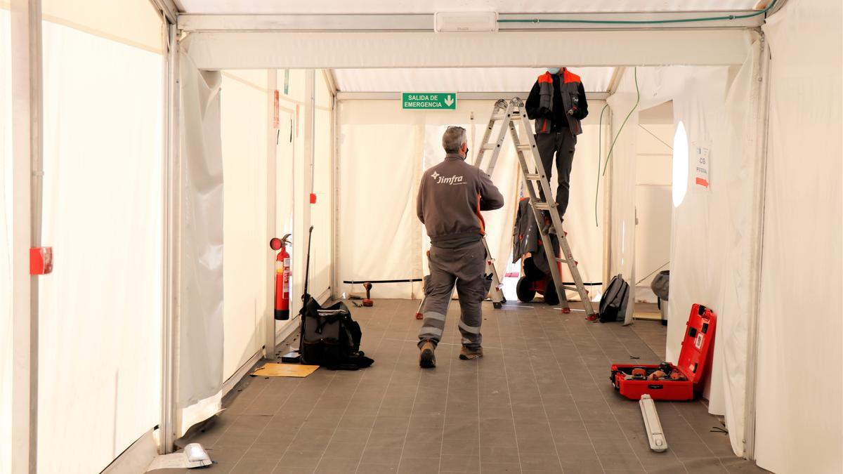 Operarios empiezan a desmontar las carpas del hospital.