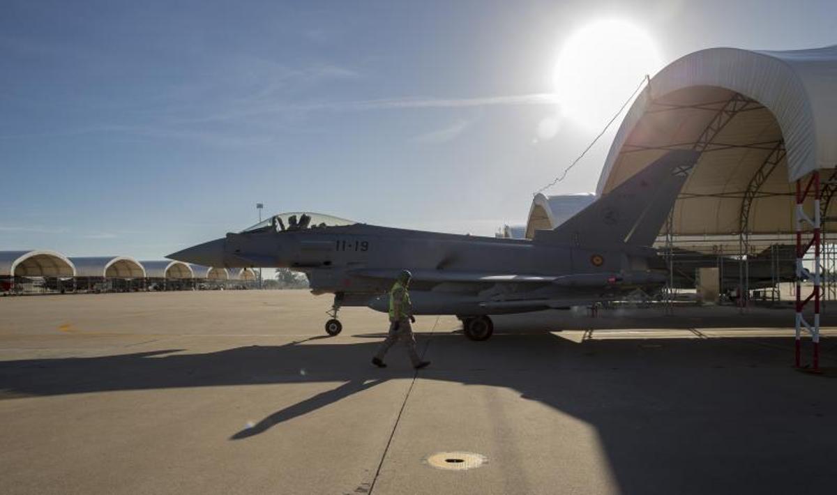Un caza Eurofighter el Ejército del Aire y del Espacio, inicia rodadura de despegue en la base aérea de Morón, compartida con Estados Unidos.