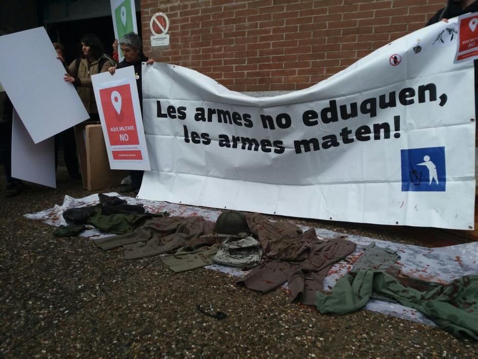 Protesta contra les Forces Armades a l'Expojove.