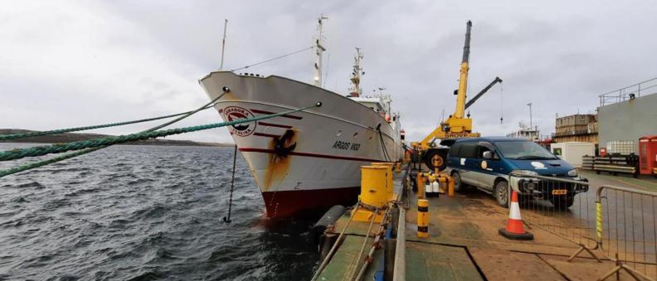 El “Argos Vigo”, descargandoen agosto en el puerto deStanley, Malvinas. | CRAIG THAIN