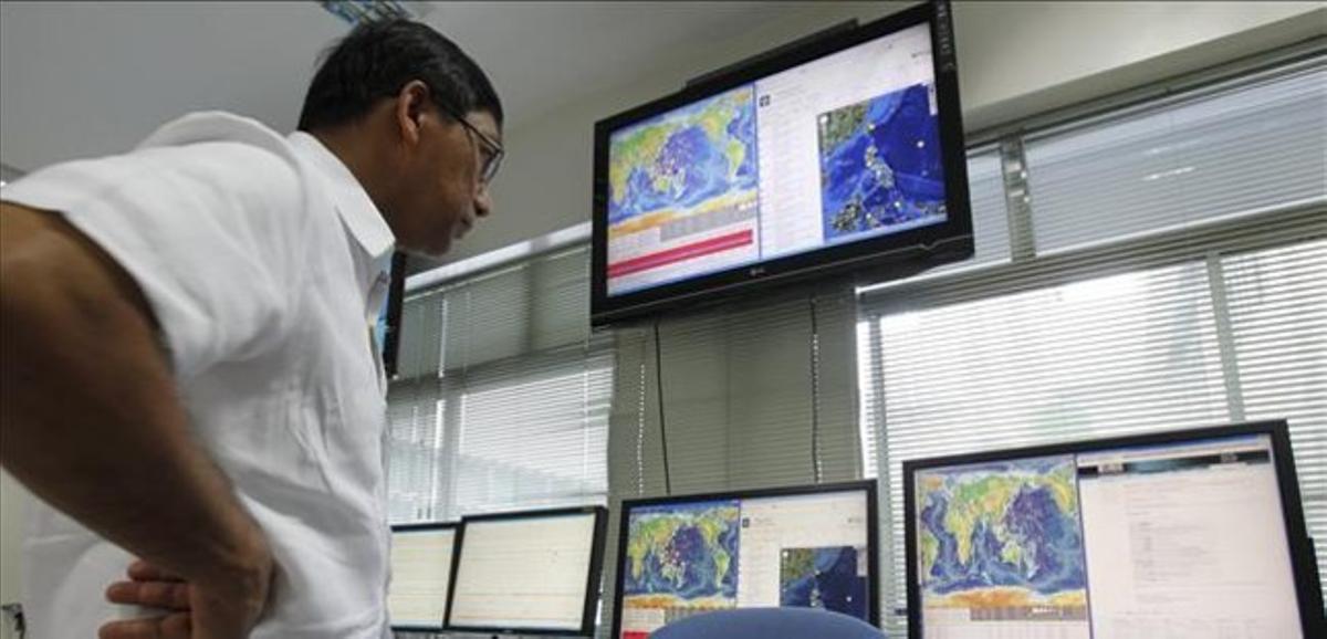 Investigadors filipins monitoritzen les dades del sisme a Quezon, a l’est de les Filipines, aquest dimecres. Investigadors filipins monitoritzen les dades del sisme a Quezon, a l’est de les Filipines, aquest dimecres.