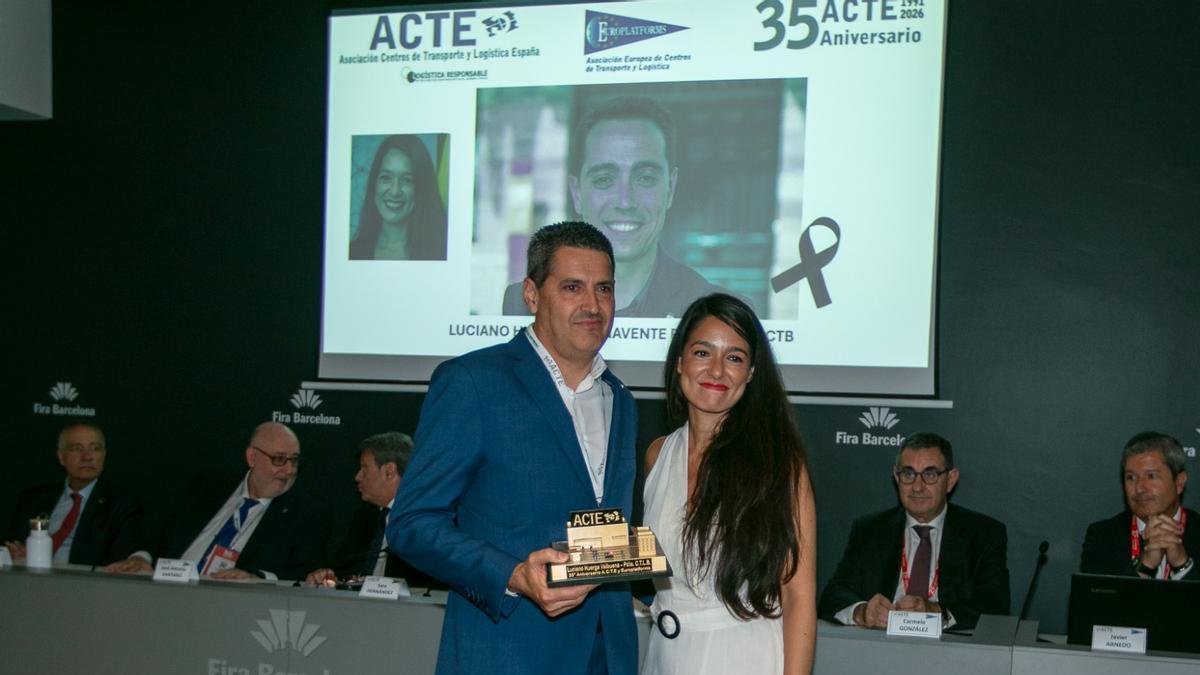 Fernando Pérez Aguado, gerente del CTLB, recogiendo el reconocimiento a Luciano Huerga de manos de Sara Hernández, Secretaría de Movilidad Sostenible del Ministerio de Transportes..