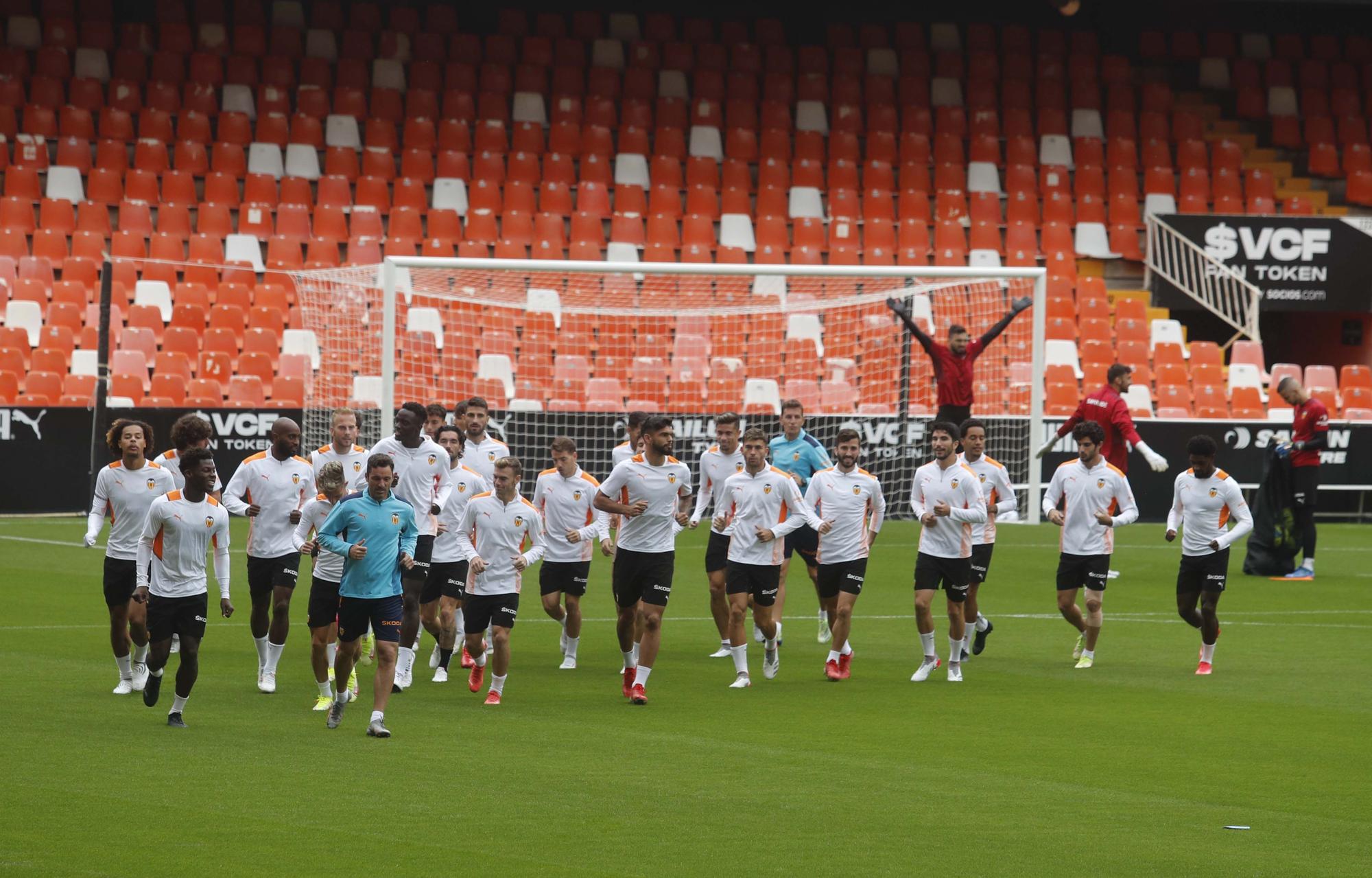 El Valencia entrena en Mestalla antes del partido frente al Villarreal