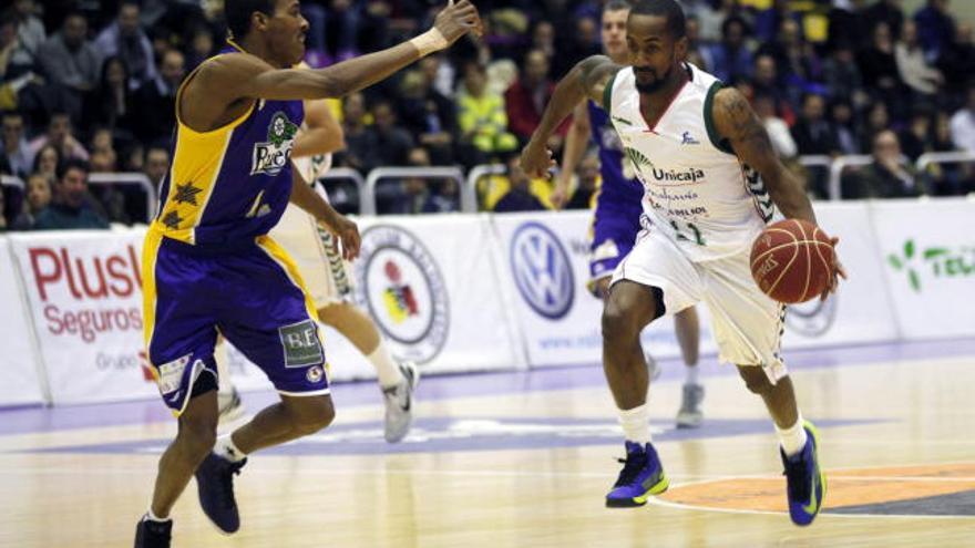 Earl Calloway bota el balón ante el base del Blancos de Rueda, Alex Renfroe.