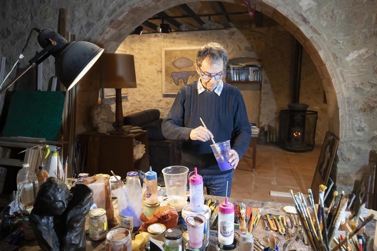 Jean Pierre Zingre preparant colors al seu taller de l'Escala.